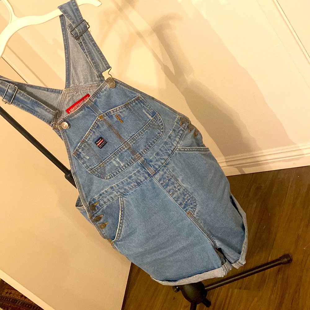 Cute Overall jeans shorts . In a very good condition 👀